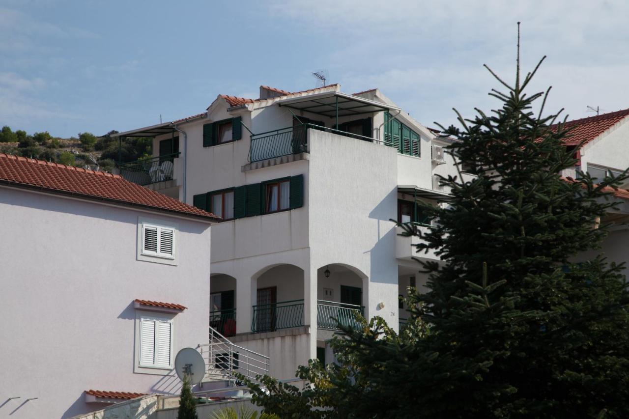 Apartments By The Sea Bilo, Primosten - 4191 Экстерьер фото