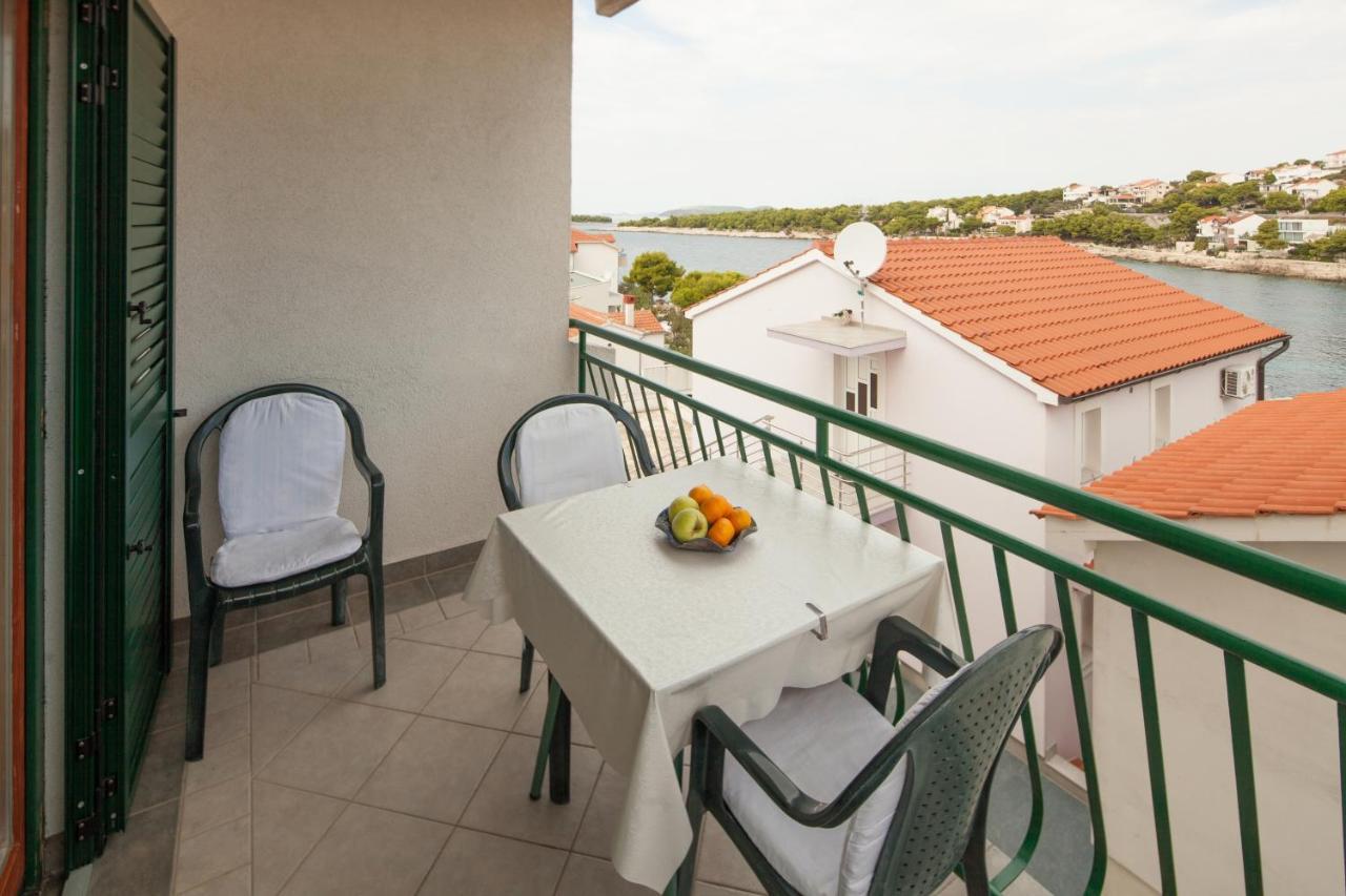 Apartments By The Sea Bilo, Primosten - 4191 Экстерьер фото