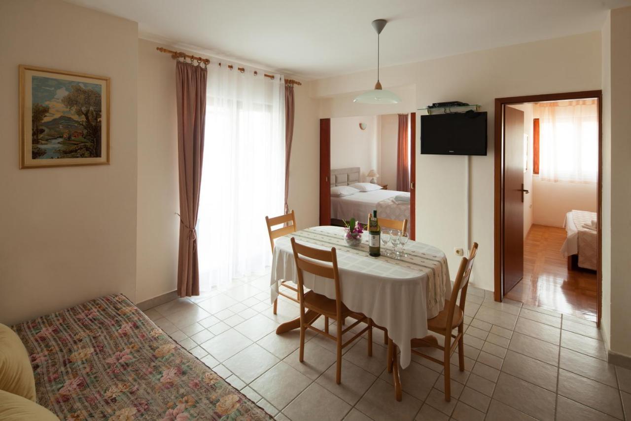 Apartments By The Sea Bilo, Primosten - 4191 Экстерьер фото