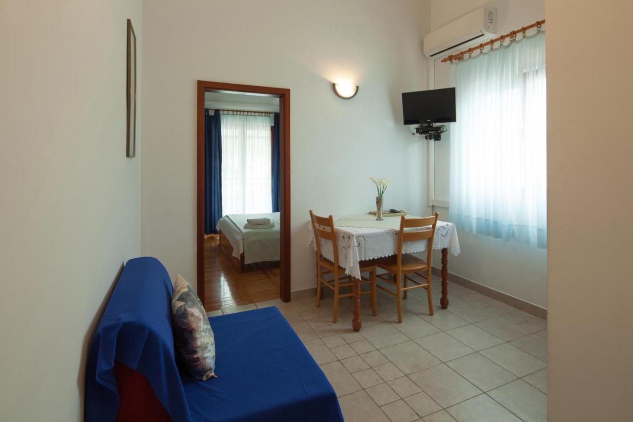 Apartments By The Sea Bilo, Primosten - 4191 Экстерьер фото